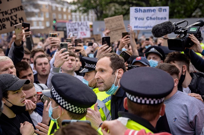 Petr Cech confronts protesting Chelsea fans ahead of Brighton clash - Bóng Đá