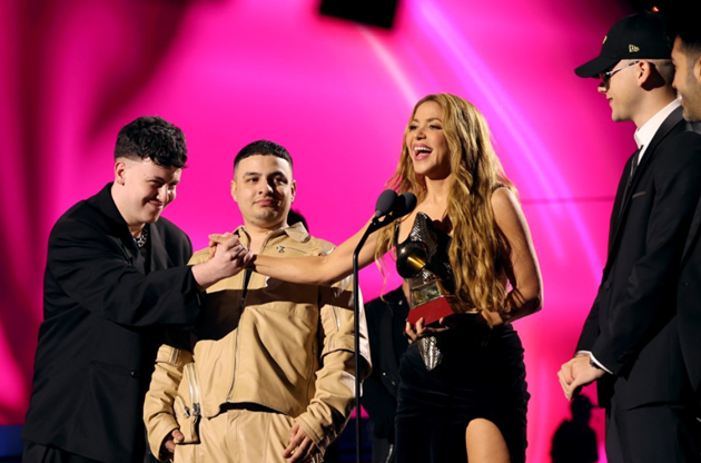 Shakira tỏa sáng rực rỡ ngày nhận giải Grammy - Bóng Đá
