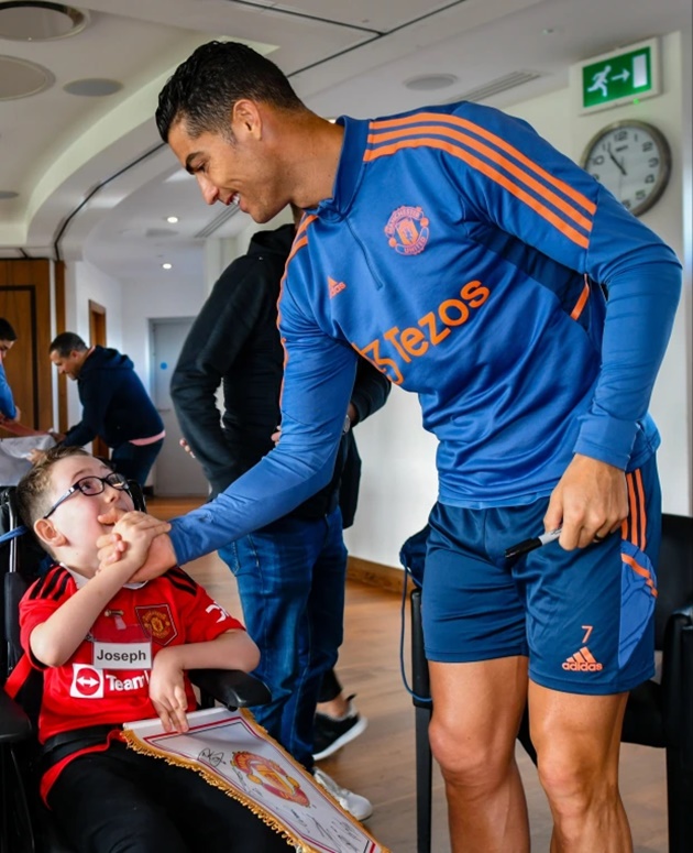 Man Utd aces in delighting children with serious illnesses on Carrington visit - Bóng Đá