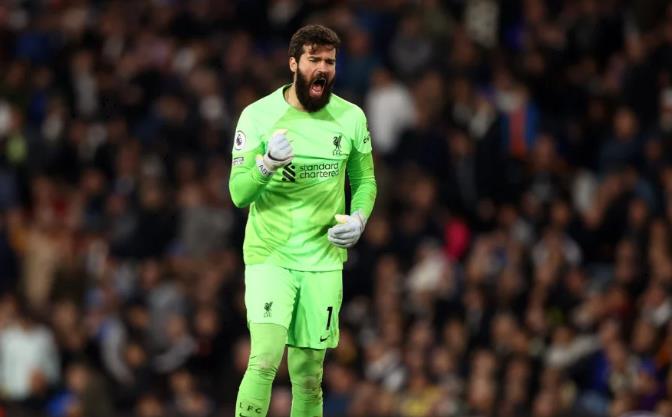 ‘CAN GO ON’… PUNDIT SAYS LIVERPOOL COULD EASILY GET £80M FOR THEIR £150,000-A-WEEK PLAYER alisson - Bóng Đá
