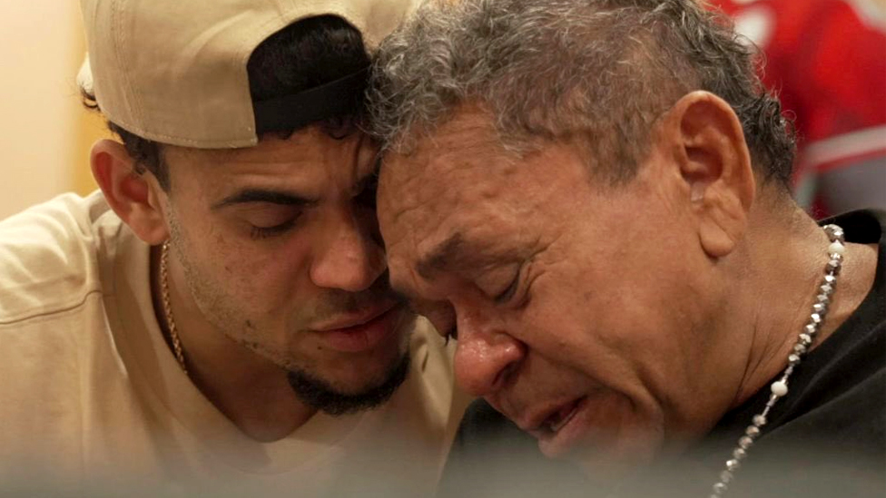 Liverpool's Luis Diaz pictured with dad for first time since horrifying kidnapping ordeal - Bóng Đá