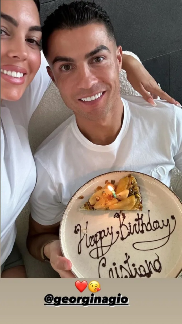 KEEP RON GOING Cristiano Ronaldo celebrates turning 39 with three cakes as he spends his birthday with Georgina and the kids - Bóng Đá