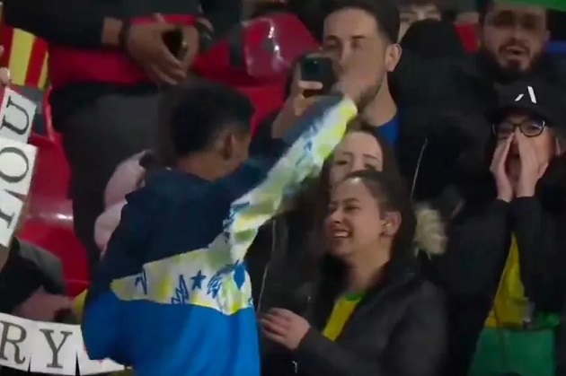Brazil fan proposes to girlfriend at Wembley during half-time of England match - Bóng Đá