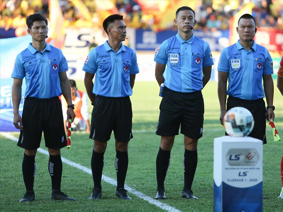 Chỉ đội trưởng mới được nói chuyện với trọng tài, HLV V-League không hài lòng - Bóng Đá