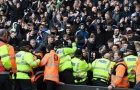 Bạo loạn khiến trận FA Cup tạm hoãn