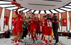 Van Dijk dẫn đầu cuộc ăn mừng điên cuồng của Liverpool