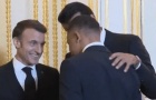 Tổng thống Pháp vừa cười vừa nói 1 câu với Mbappe