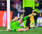 Martinez bật mode World Cup, Villa thắng luân lưu nghẹt thở