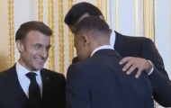 Tổng thống Pháp vừa cười vừa nói 1 câu với Mbappe