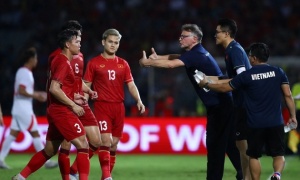 Chê bóng đá Việt Nam với quốc tế, HLV Troussier đang tự làm khó mình