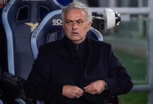 Bị loại khỏi Coppa Italia, Jose Mourinho mỉa mai VAR